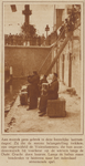 873624 Afbeelding van het straatorkest 'De Volendammers', spelend op een werf aan de Oudegracht te Utrecht, tijdens de ...